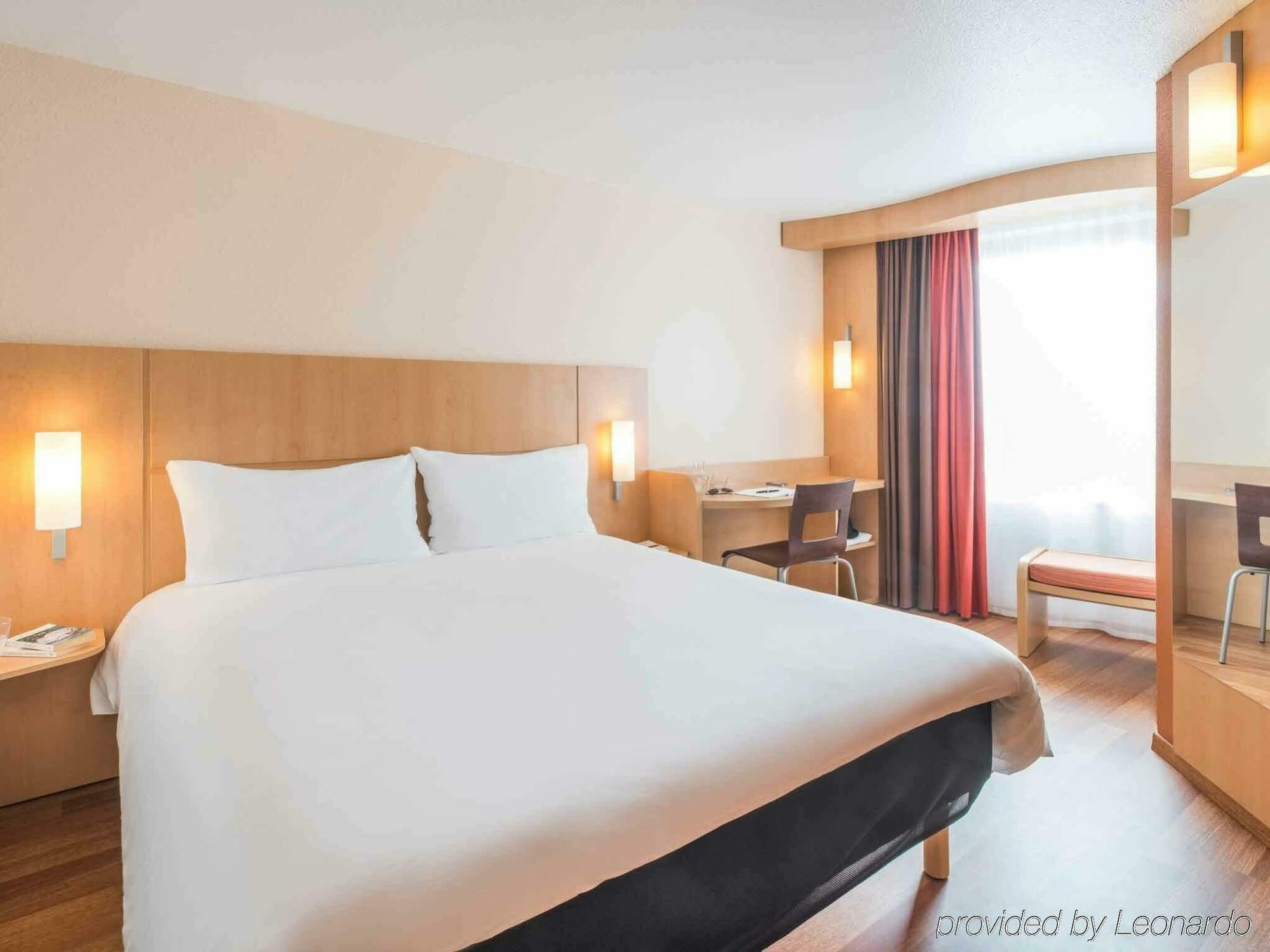Hotel Ibis Nantes Centre Tour Bretagne Exterior foto